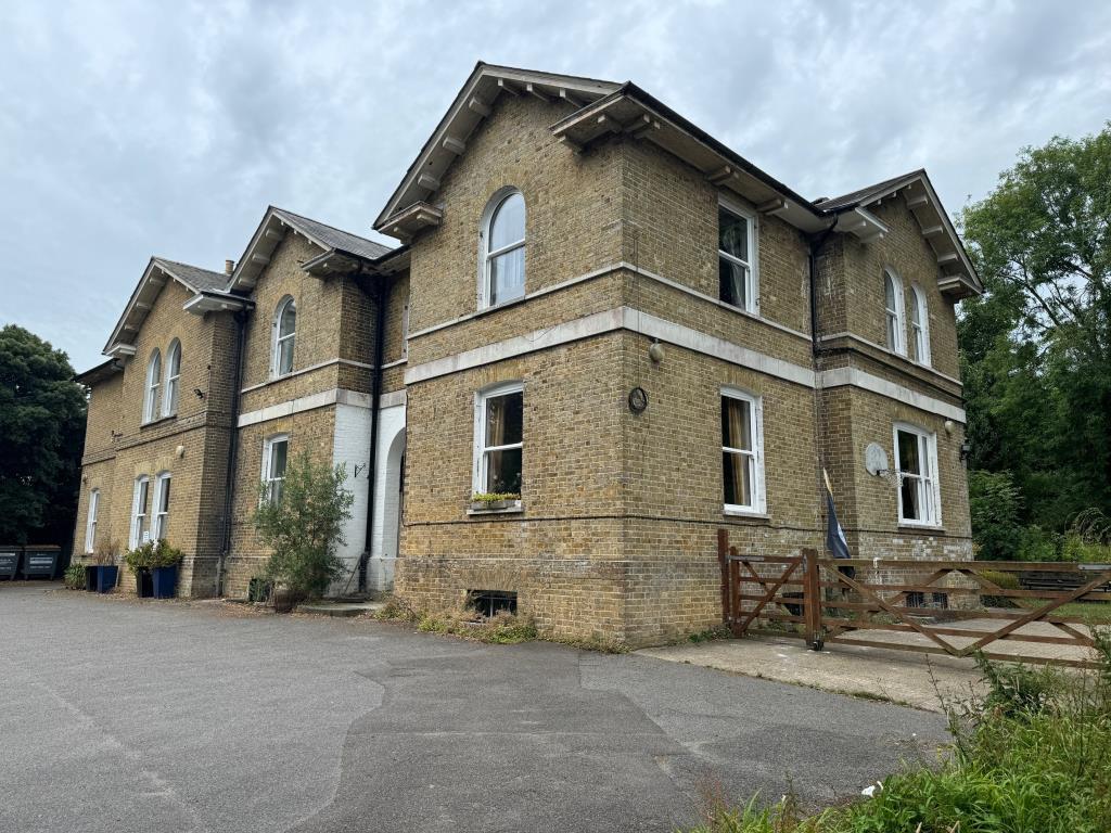Lot: 50 - FREEHOLD SUBSTANTIAL DETACHED PROPERTY IN GROUNDS OF OVER 3 ACRES WITH POTENTIAL - Front of main property